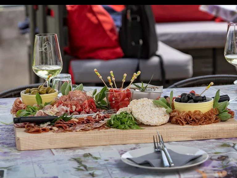 6 boros vezetett borkóstoló tapas falatokkal 